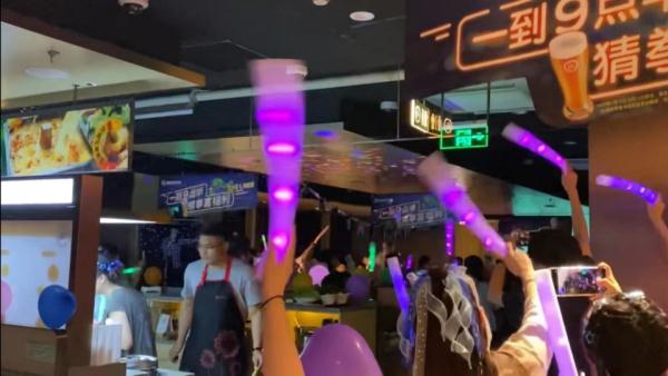 长沙海底捞拉客有多拼？演唱会门口直接“捞人”，网友：太会了
