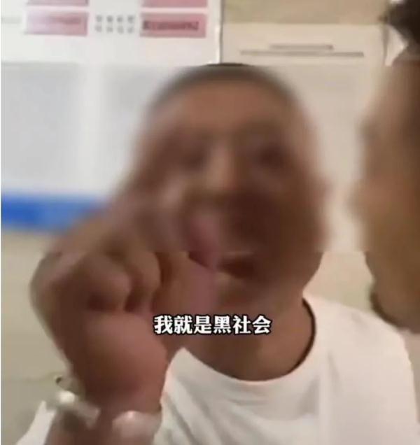 男子霸占电梯、殴打邻居，叫嚣“我就是黑社会”，官方回应来了→