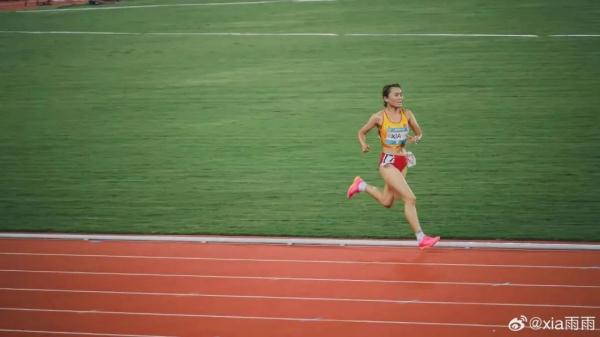 “中国姑娘把速度带起来！” 清华大学夏雨雨，反超夺金！