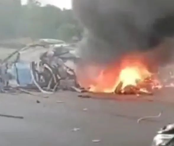 车辆撞上路柱后解体燃烧？警方通报：司机身亡