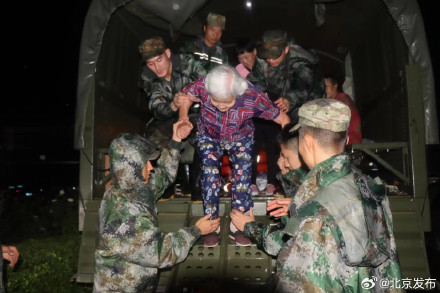 北京卫戍区官兵房山转战3昼夜,转运百余名群众 北京卫戍区官兵房山转战3昼夜,转运百余名群众