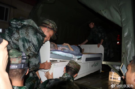 北京卫戍区官兵房山转战3昼夜,转运百余名群众 北京卫戍区官兵房山转战3昼夜,转运百余名群众