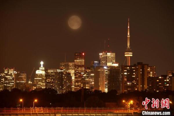 加拿大多伦多迎来2023年首次“超级月亮” 加拿大多伦多迎来2023年首次“超级月亮”