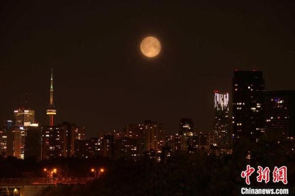 加拿大多伦多迎来2023年首次“超级月亮” 加拿大多伦多迎来2023年首次“超级月亮”
