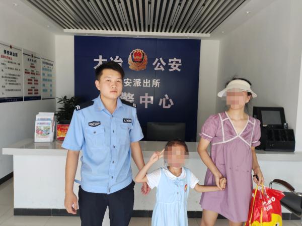 巡逻车路中央“接单”？网友：这份细心我给100分！