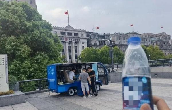 平价“外滩水”成“传说”,买到全靠运气?其实有猫腻!市民:“斩冲头”要不得 平价“外滩水”成“传说”,买到全靠运气?其实有猫腻!市民:“斩冲头”要不得