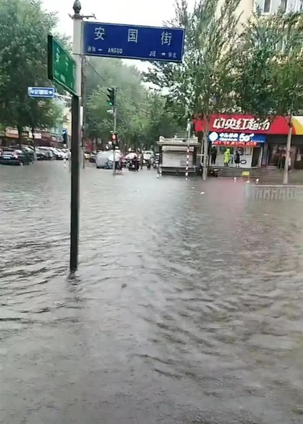 暴雨袭城导致内涝！哈尔滨紧急通告：停课停工、景点关闭，非必要不外出