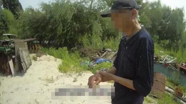以为毒蛇是“木棍”,一男子伸手去拿结果被蛇咬伤…… 以为毒蛇是“木棍”,一男子伸手去拿结果被蛇咬伤……