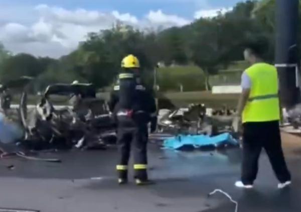 车辆撞上路柱后解体燃烧？警方通报：司机身亡