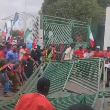 不满物价高涨 尼日利亚抗议者冲击国民议会