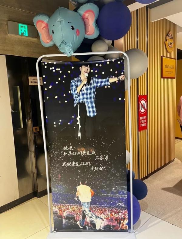 长沙海底捞拉客有多拼？演唱会门口直接“捞人”，网友：太会了