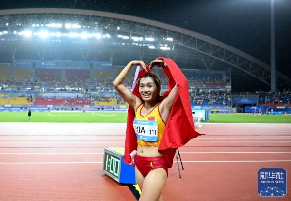 “中国姑娘把速度带起来！” 清华大学夏雨雨，反超夺金！