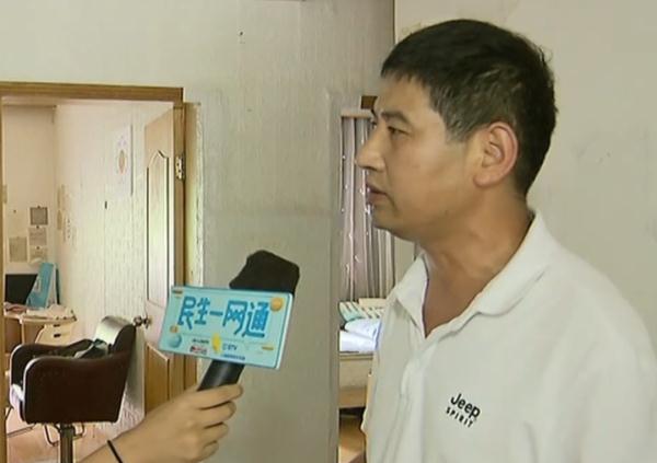 家中成“化粪池”，在外租房8个月……居民泪洒直播现场：我何时能回家？