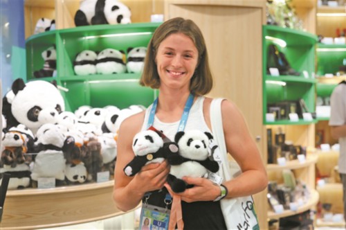 外国运动员“花式打卡”熊猫基地
