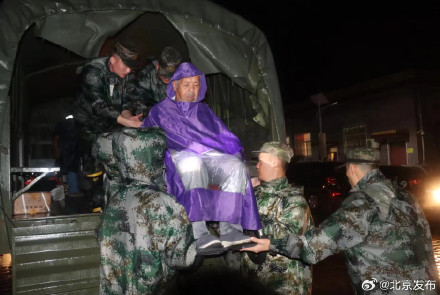 北京卫戍区官兵房山转战3昼夜,转运百余名群众 北京卫戍区官兵房山转战3昼夜,转运百余名群众