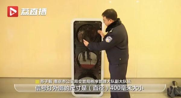 南京红绿灯,已经不止于大!你甚至能在公交车后面看见倒计时…… 南京红绿灯,已经不止于大!你甚至能在公交车后面看见倒计时……