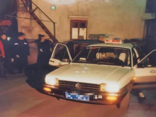 上海一出租车司机被杀害于驾驶室内，两名凶手潜逃21年落网