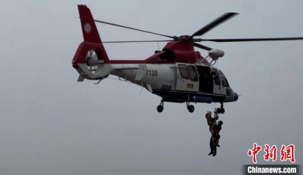 直击河北涿州救援现场：直升机搭起救援“空中通道”