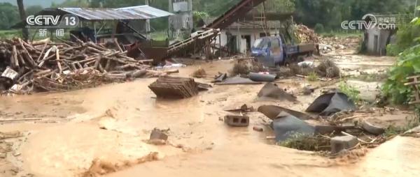 地质灾害避险提示:不能上树躲避泥石流 地质灾害避险提示:不能上树躲避泥石流