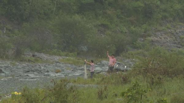 太危险！厦门这个水库开闸泄洪，下游竟有人捕鱼、游泳