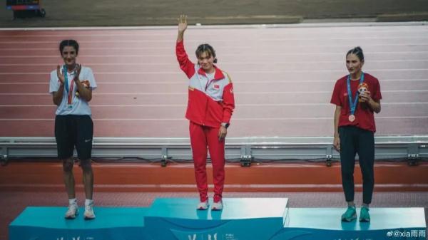 又美又飒！清华大学夏雨雨，反超夺金！