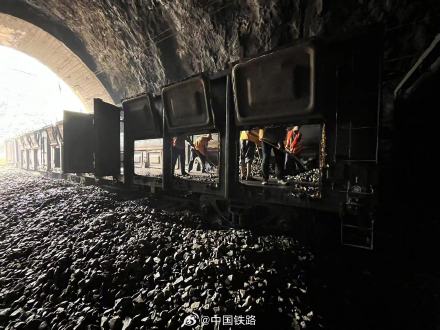 2000多人彻夜抢修，丰沙线3号-4号隧道区间有望下午抢通！