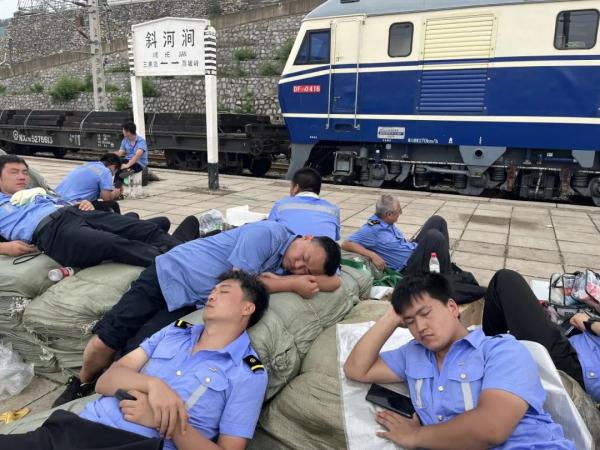 见证救援！惊心动魄16小时