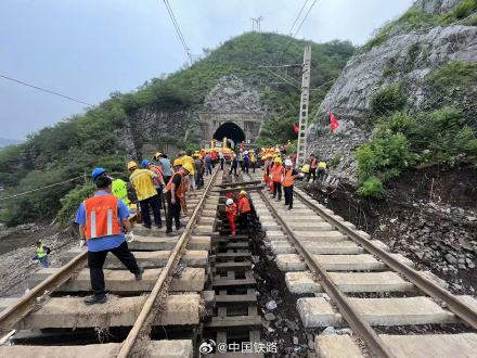 2000多人彻夜抢修，丰沙线3号-4号隧道区间有望下午抢通！