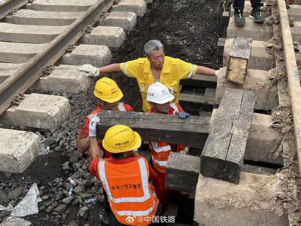 2000多人彻夜抢修，丰沙线3号-4号隧道区间有望下午抢通！