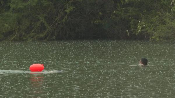 太危险！厦门这个水库开闸泄洪，下游竟有人捕鱼、游泳