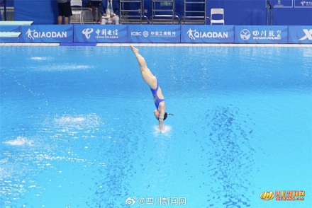 祝贺!王伟莹张蕊包揽女子跳台金银牌 祝贺!王伟莹张蕊包揽女子跳台金银牌