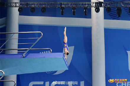 祝贺!王伟莹张蕊包揽女子跳台金银牌 祝贺!王伟莹张蕊包揽女子跳台金银牌