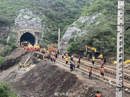 2000多人彻夜抢修，丰沙线3号-4号隧道区间有望下午抢通！