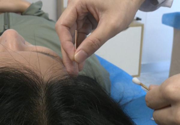 女孩眼皮跳了大半年，一查发现这里出了问题