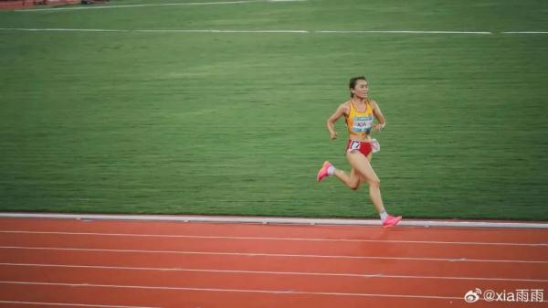 又美又飒！清华大学夏雨雨，反超夺金！