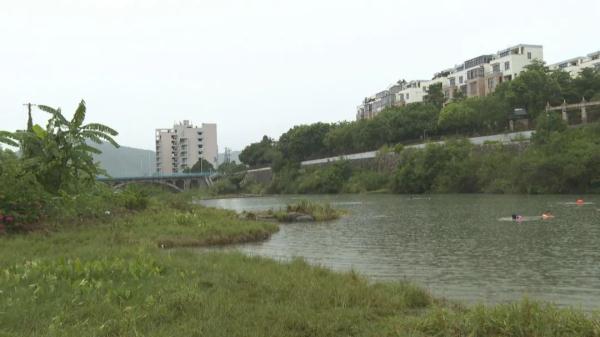 太危险！厦门这个水库开闸泄洪，下游竟有人捕鱼、游泳