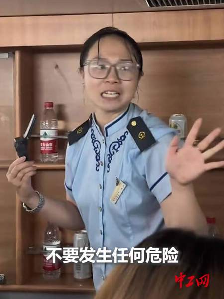K396女乘务员讲述四天三夜经历:乘务组最后离开 K396女乘务员讲述四天三夜经历:乘务组最后离开