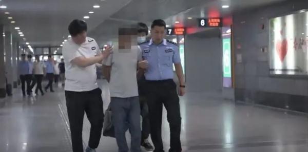 上海一出租车司机被杀害于驾驶室内，两名凶手潜逃21年落网