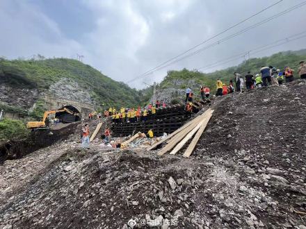 2000多人彻夜抢修，丰沙线3号-4号隧道区间有望下午抢通！