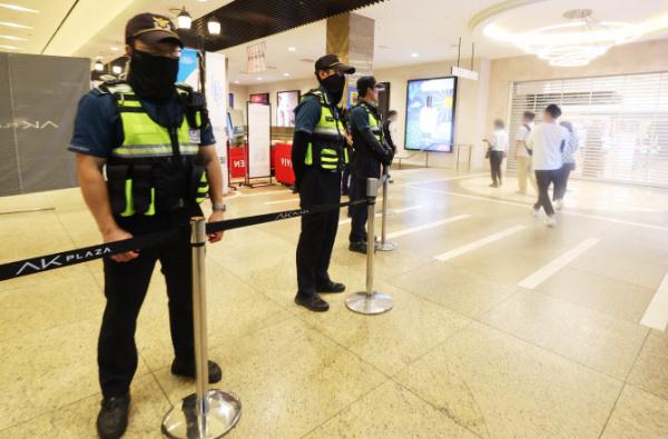 韩媒:韩国接连出现“杀人预告”,有人威胁“今晚在江南站杀100人”! 韩媒:韩国接连出现“杀人预告”,有人威胁“今晚在江南站杀100人”!