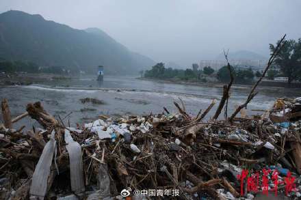 洪水中的北京门头沟乡村:部分道路中断,村民步行一公里取水 洪水中的北京门头沟乡村:部分道路中断,村民步行一公里取水