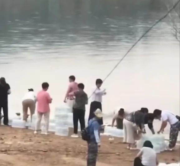 太奇葩！有人往河里“放生”鱼豆腐……