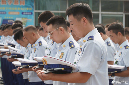 送别90后牺牲消防员冯振