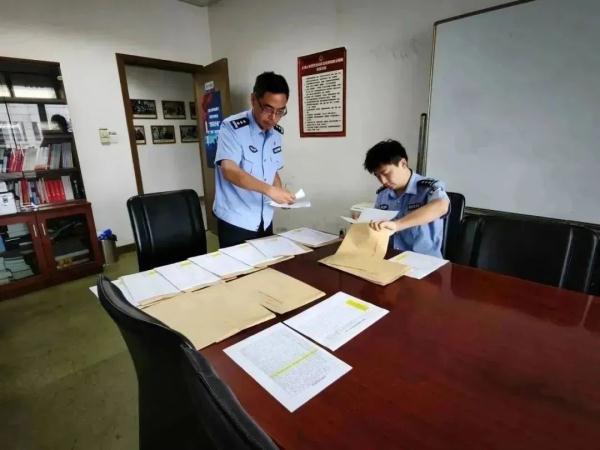 上海一出租车司机遭劫杀，两名凶手潜逃21年……案件破了！