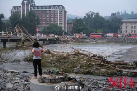 洪水中的北京门头沟乡村:部分道路中断,村民步行一公里取水 洪水中的北京门头沟乡村:部分道路中断,村民步行一公里取水