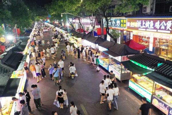 浙江一地设托管班，免费为夜市摊主带娃