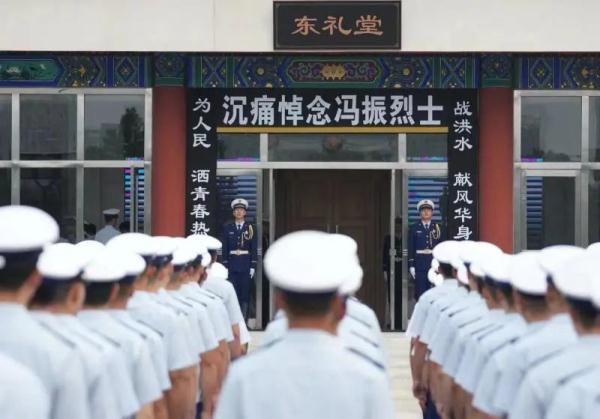 他本打算,10天后休假,回老家看看爸妈…… 他本打算,10天后休假,回老家看看爸妈……
