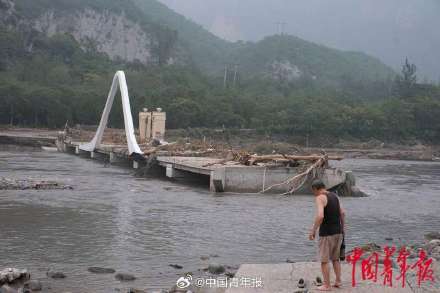 洪水中的北京门头沟乡村:部分道路中断,村民步行一公里取水 洪水中的北京门头沟乡村:部分道路中断,村民步行一公里取水