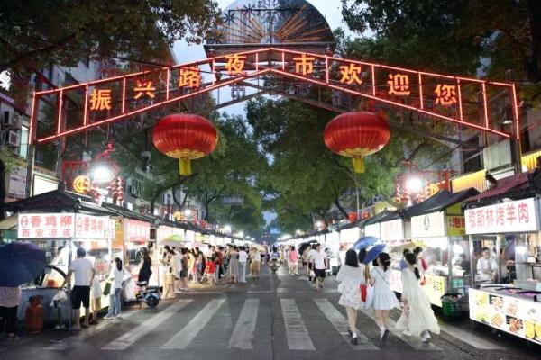 浙江一地设托管班，免费为夜市摊主带娃
