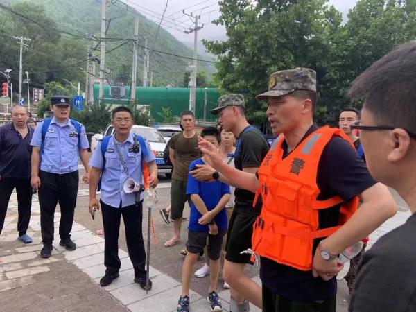 披着垃圾袋“披荆斩棘”！专访Z180次列车长